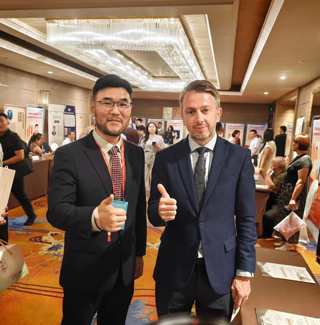 （右）北马其顿驻华大使馆政治参赞博瑞杨、（左）凯咤COO张健