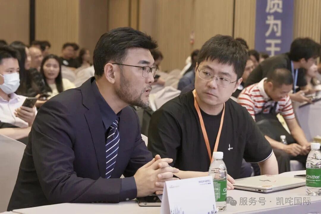凯咤COO张健与参会嘉宾交流